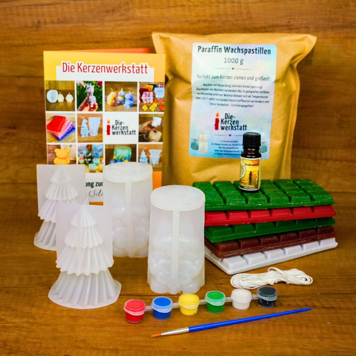 Set-Inhalt des Bastelsets Wichtel und Tannenbaum: 1 kg Wachs, 4 Silikonformen, Wachstafeln, Duftöl, Farben, Pinsel und Docht