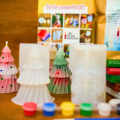 Tannenbaumkerzen neben Silikonform Tannenbaum aus dem Bastelset