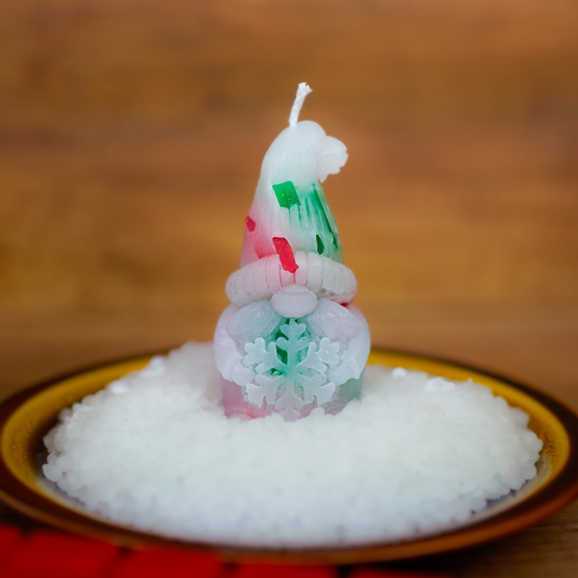Einzelne Wichtelkerze auf Wachsplatte aus dem DIY Bastelset