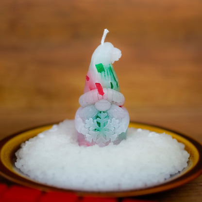 Einzelne Wichtelkerze auf Wachsplatte aus dem DIY Bastelset
