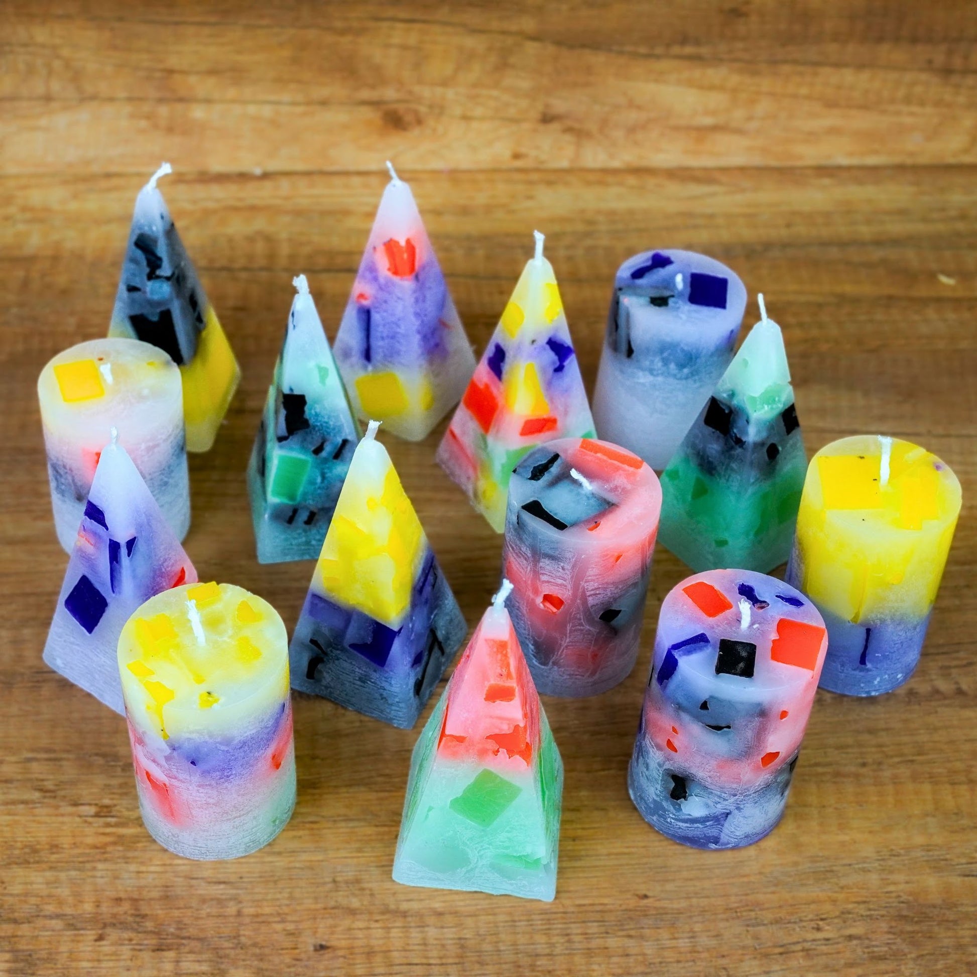 Alle 14 selbst gegossenen Kerzen aus dem Halloween DIY-Set von oben fotografiert