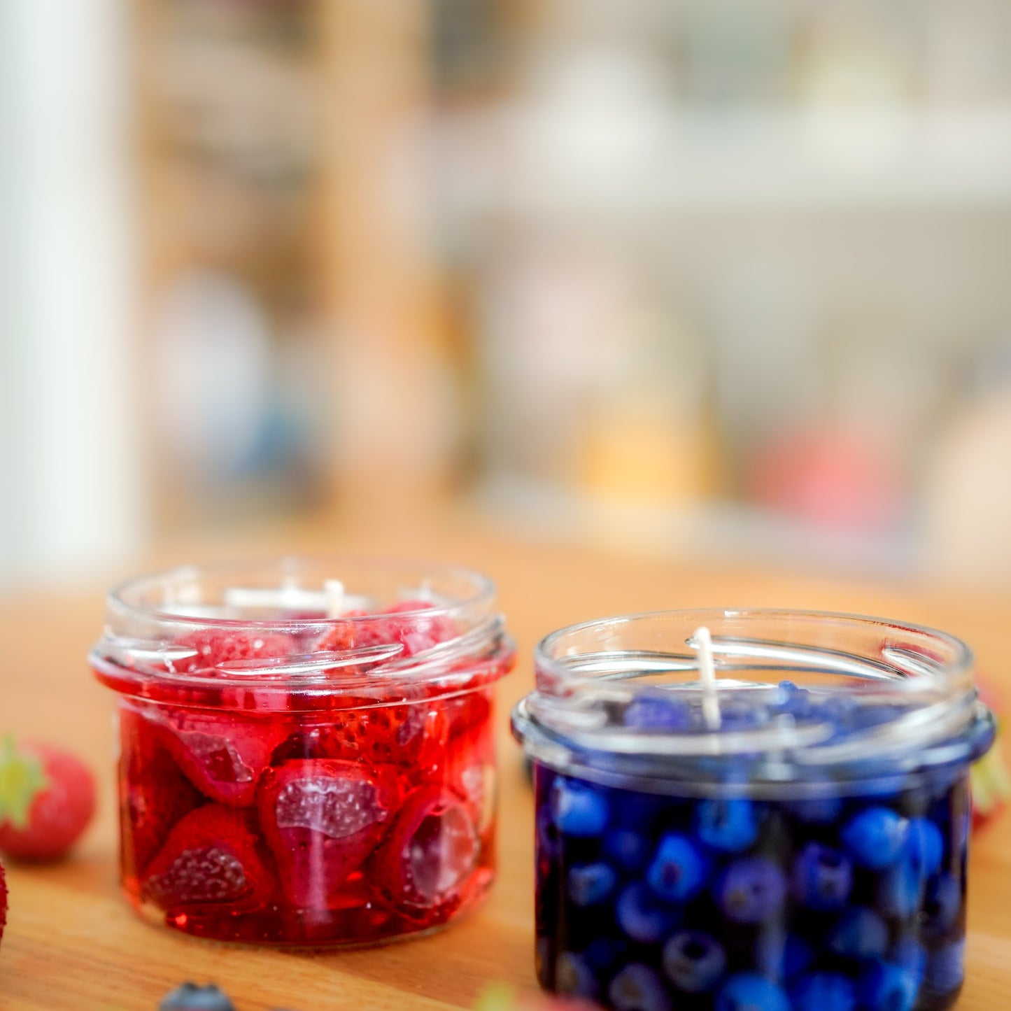 Jam Candle Set Strawberry und Blueberry – zwei handgegossene Kerzen im Glas mit echten Wachsfrüchten
