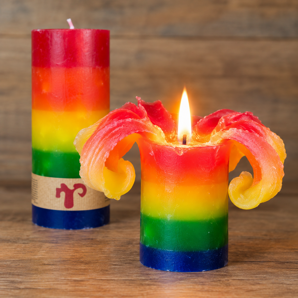 Brennende Lotus Blütenkerze in Regenbogen-Farben, zur leuchtenden Blüte geöffnet