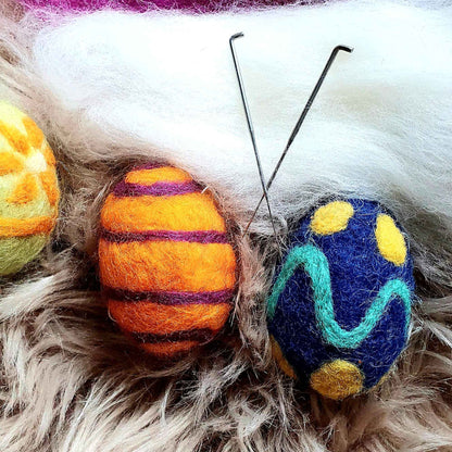 Bastelset Ostereier Filzen - Für 10 Eier | Trockenfilzen für Kinder & Erwachsene | Kreatives DIY Set für Ostern | Inkl. Styropor-Eier, Filznadeln & Wolle | Ideal als Geschenk
