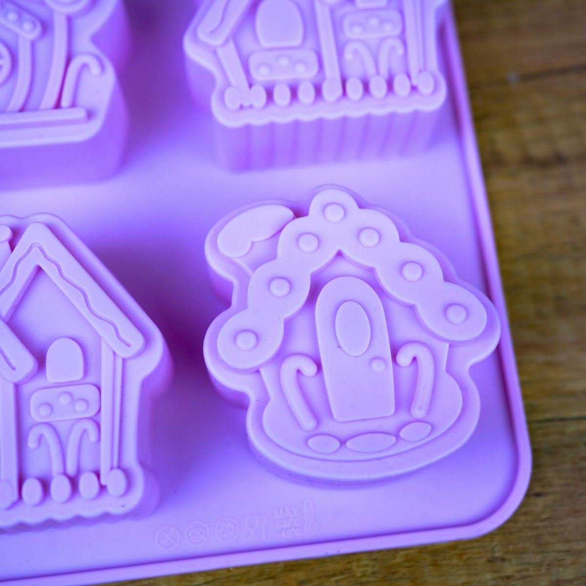 Detailansicht Silikonform Lebkuchenhaus mit Zuckerguss-Perlen und Tür