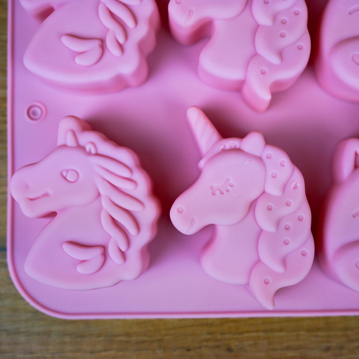 Nahaufnahme Silikonform Pferd mit Flügel und Einhorn mit Wimpern