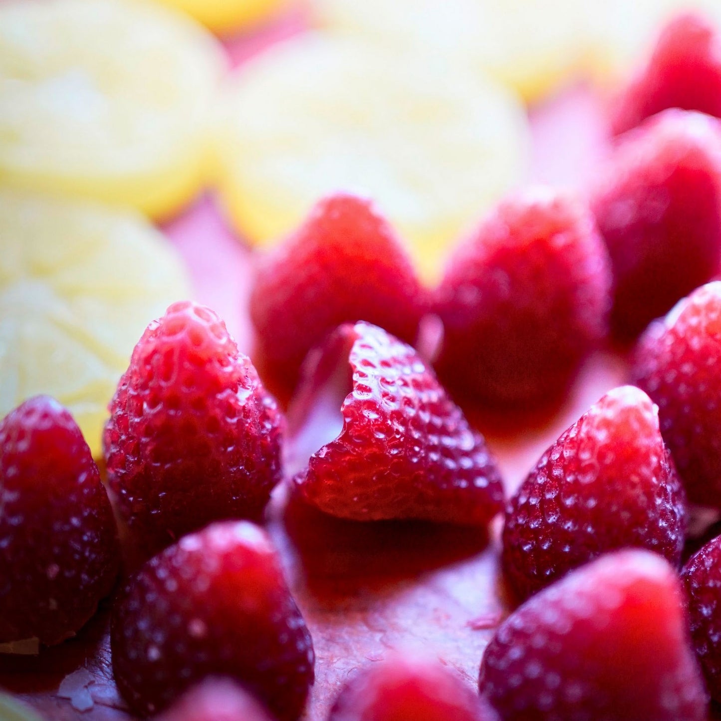 Nahaufnahme gegossener Wachserdbeeren mit fein strukturierter Oberfläche