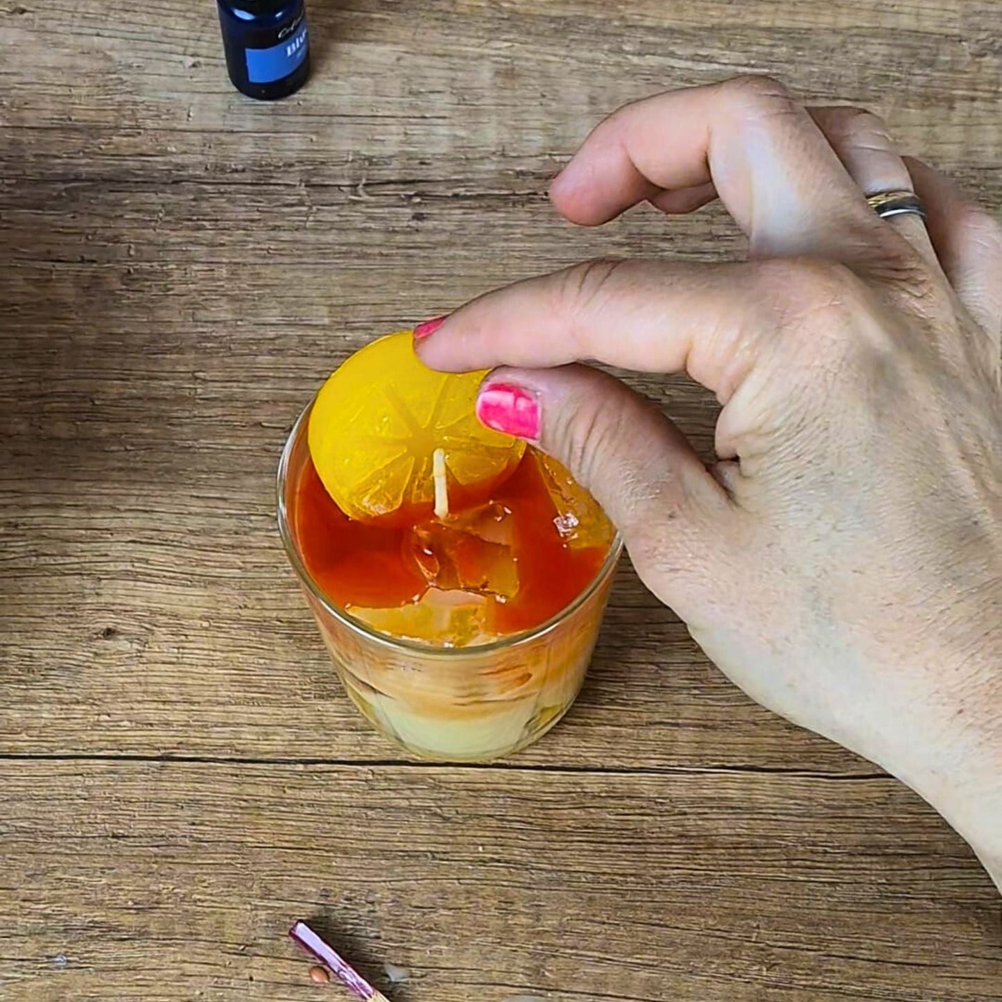 Wachsfrüchte im Einsatz: Zitronenscheiben und Beeren auf fertigen Cocktailkerzen