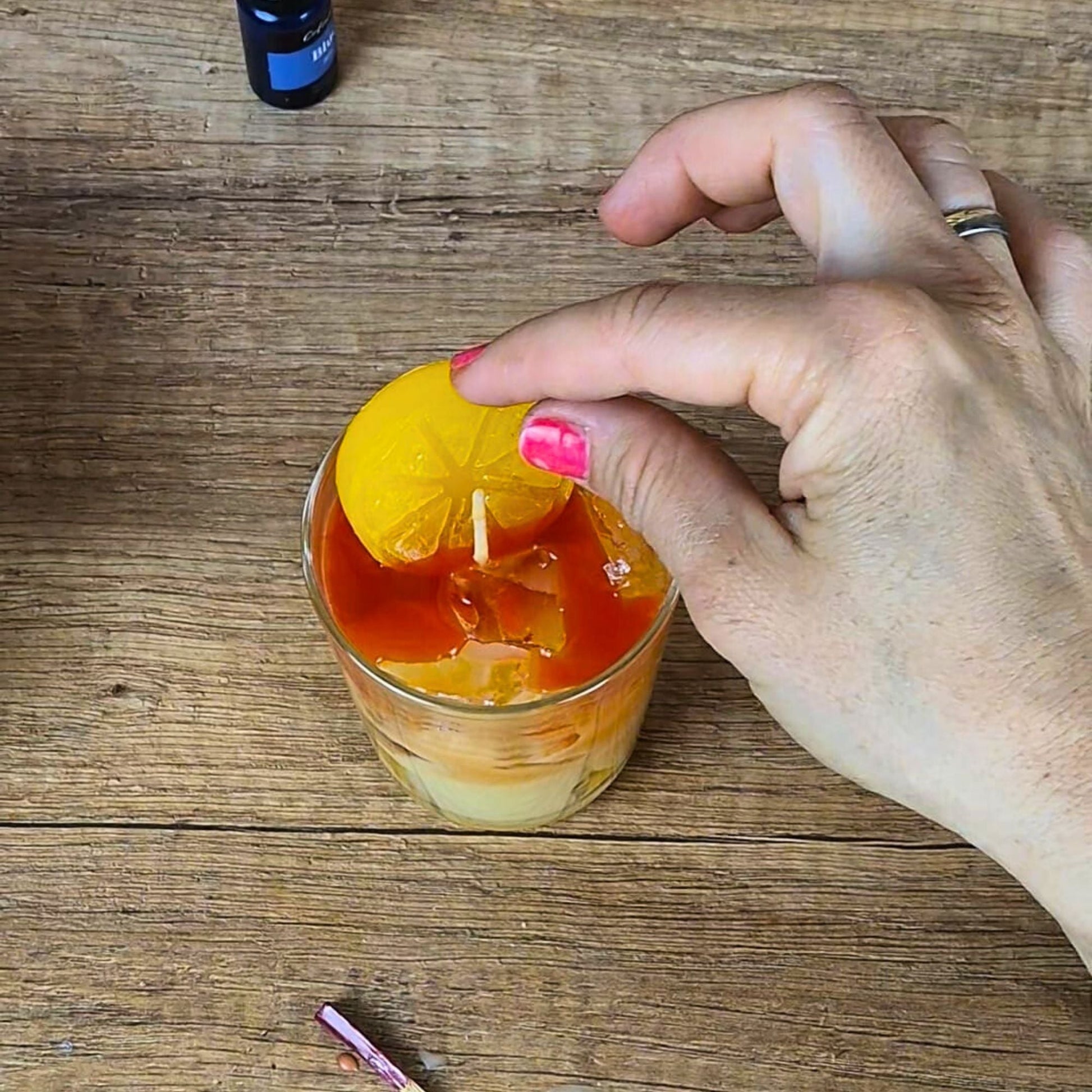 Wachsfrüchte im Einsatz: Zitronenscheiben und Beeren auf fertigen Cocktailkerzen
