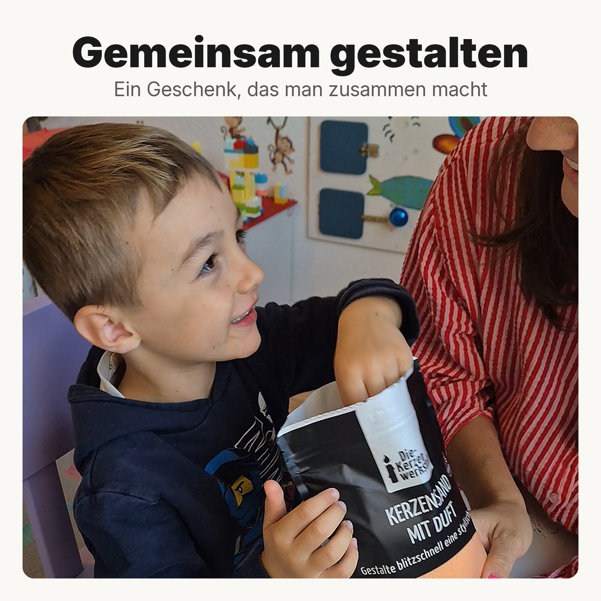 Kind füllt gemeinsam mit Mama Kerzensand mit Duft aus dem Beutel ab – Kerzen gemeinsam gestalten
