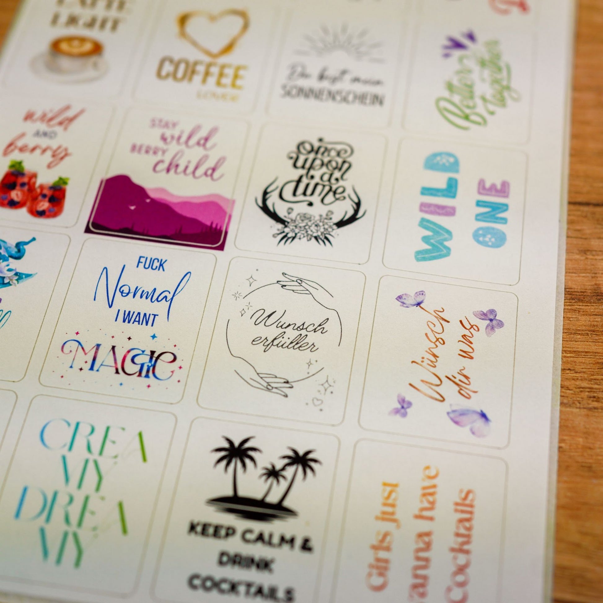 Detail der Sprüche-Sticker in Handlettering-Optik für Cocktailkerzen