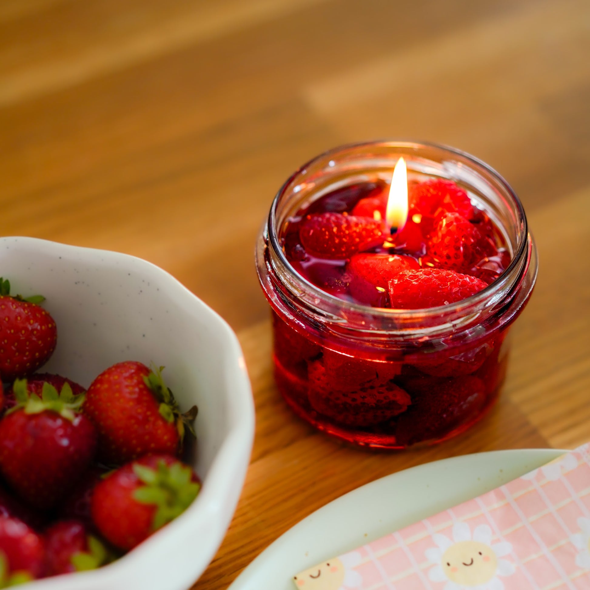 Strawberry und Blueberry Jam Candle nebeneinander – Geschenkkerzen Set handgemacht Dresden