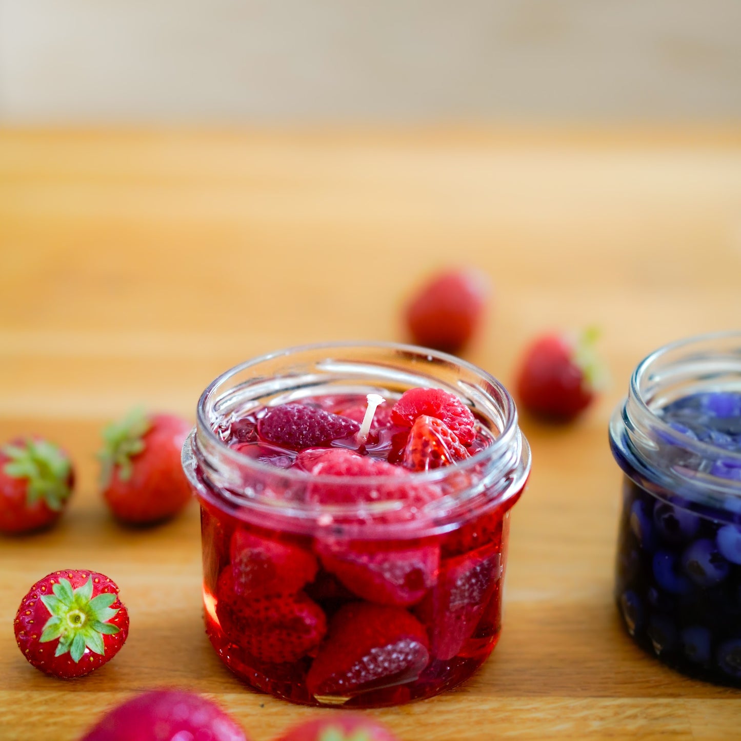 Strawberry und Blueberry Kerzen nebeneinander – Jam Candle Set Die Kerzenwerkstatt