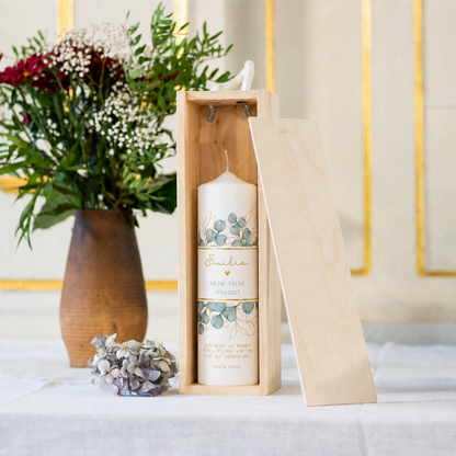 Taufkerze Eukalyptus in der Holz-Kerzenbox neben Blumen als Geschenkidee zur Taufe