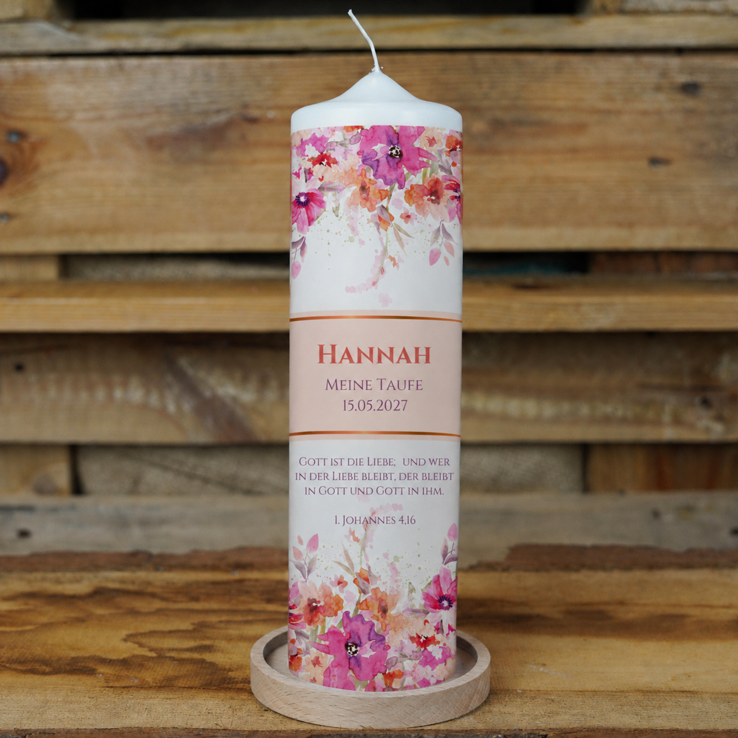 Taufkerze Flower Power mit pinken und orangen Aquarellblüten auf Holzuntersetzer