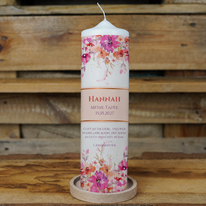 Taufkerze Flower Power mit pinken und orangen Aquarellblüten auf Holzuntersetzer