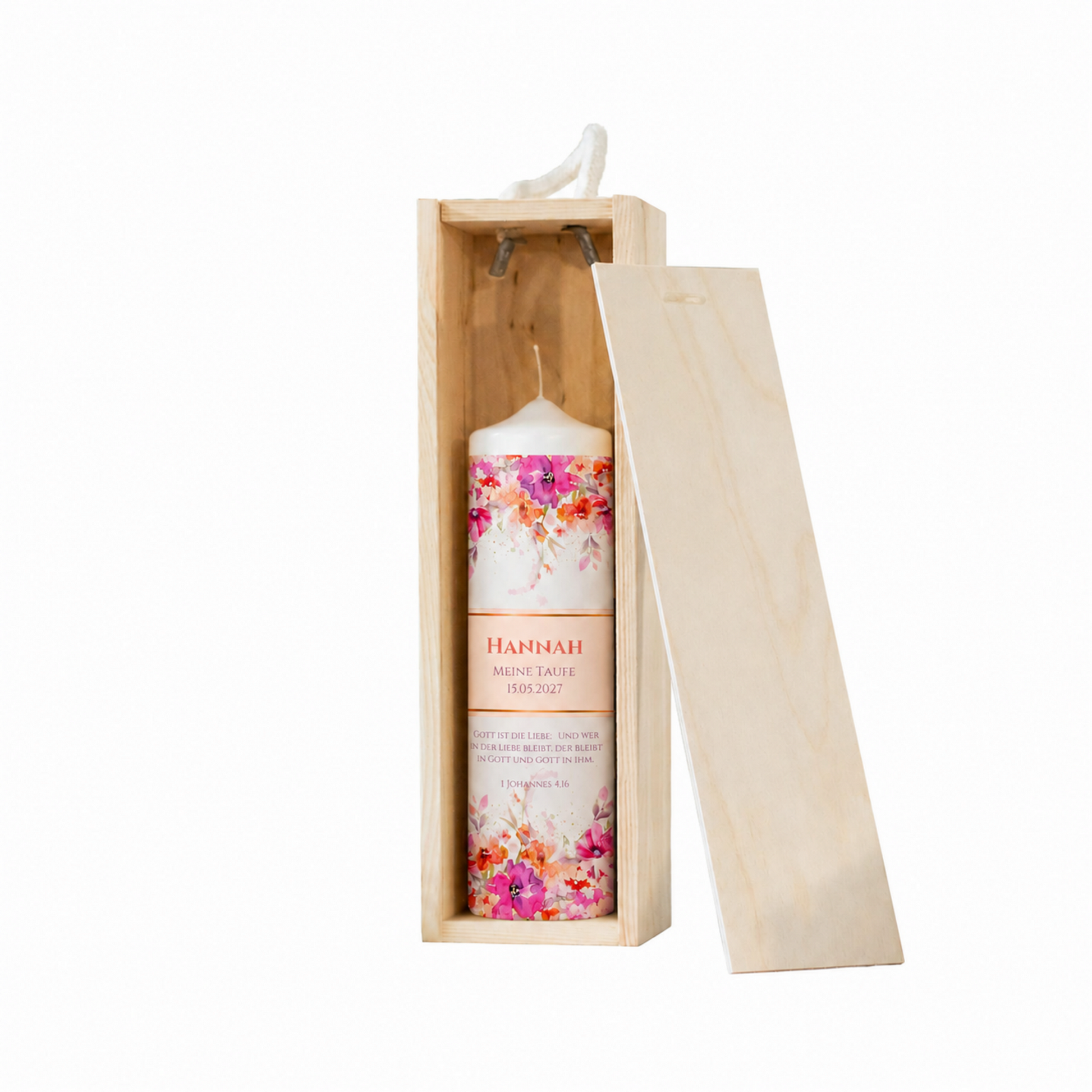 Holz-Kerzenbox mit Taufkerze Flower Power, freigestellt vor weißem Hintergrund