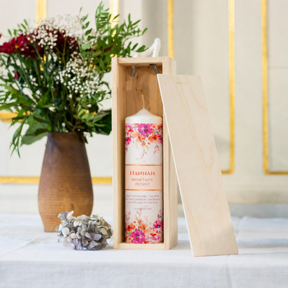 Taufkerze Flower Power in der Holz-Kerzenbox neben Blumen als Geschenkidee zur Taufe