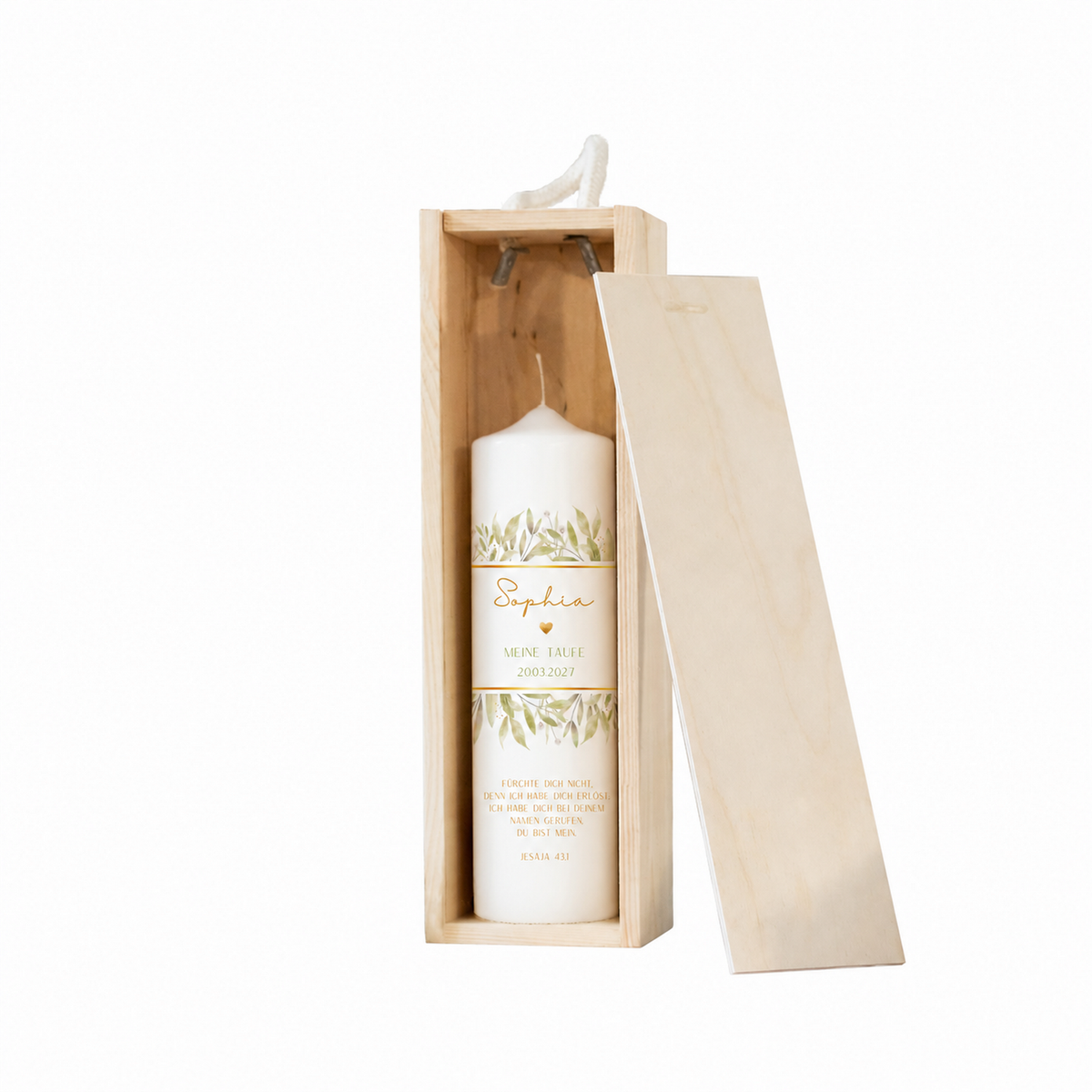 Holz-Kerzenbox mit Taufkerze Greenery Olive Gold, freigestellt vor weißem Hintergrund