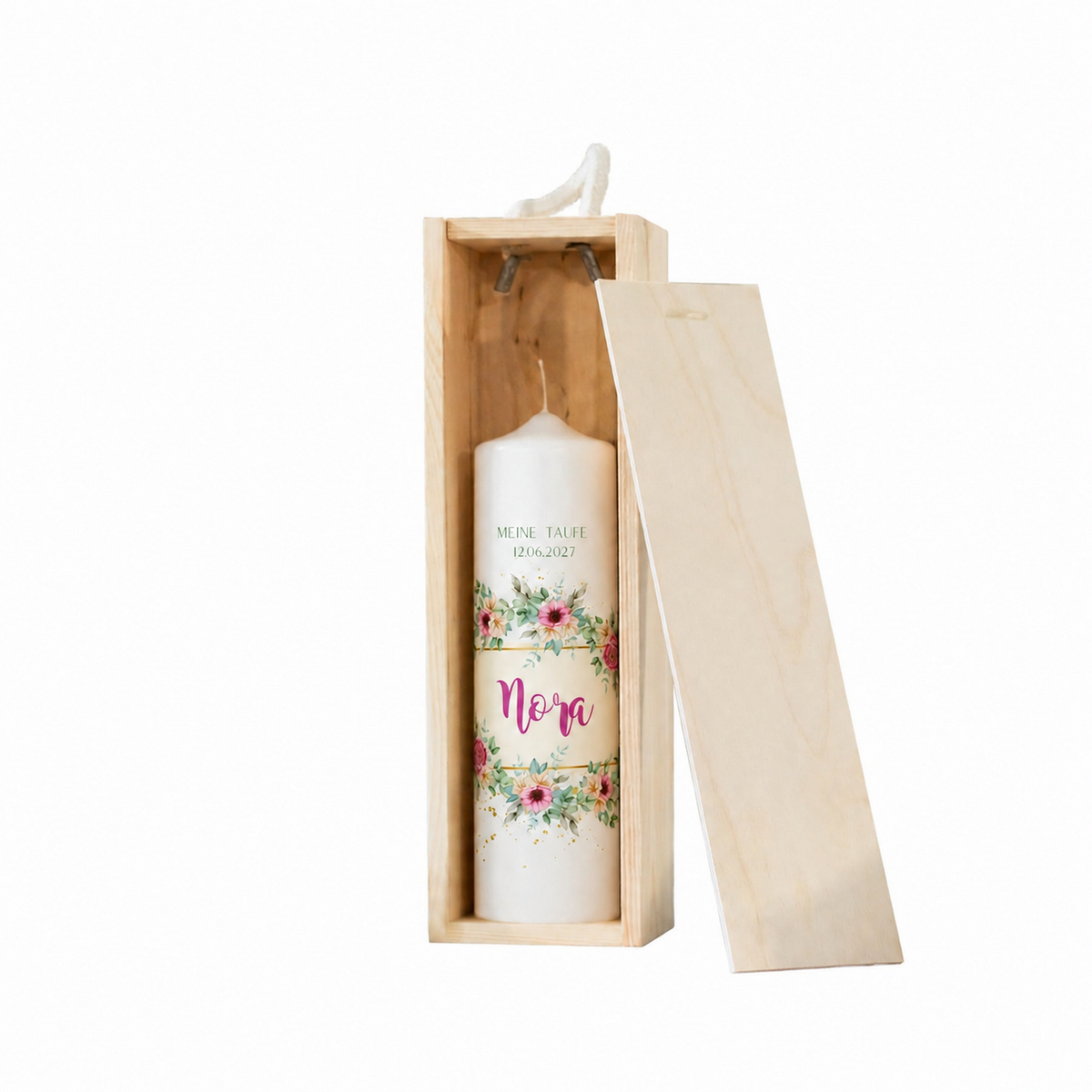 Holz-Kerzenbox mit Taufkerze Rosengarten, freigestellt vor weißem Hintergrund