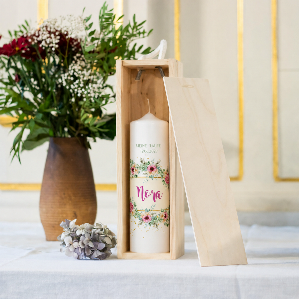 Taufkerze Rosengarten in der Holz-Kerzenbox neben Blumen als Geschenkidee zur Taufe