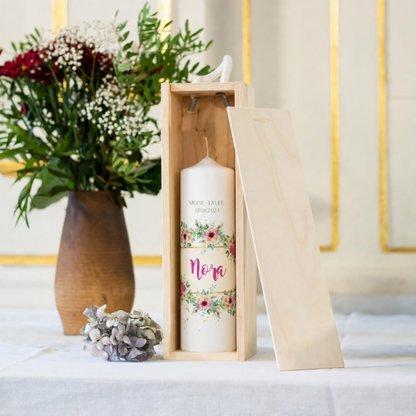 Taufkerze Rosengarten in der Holz-Kerzenbox neben Blumen als Geschenkidee zur Taufe