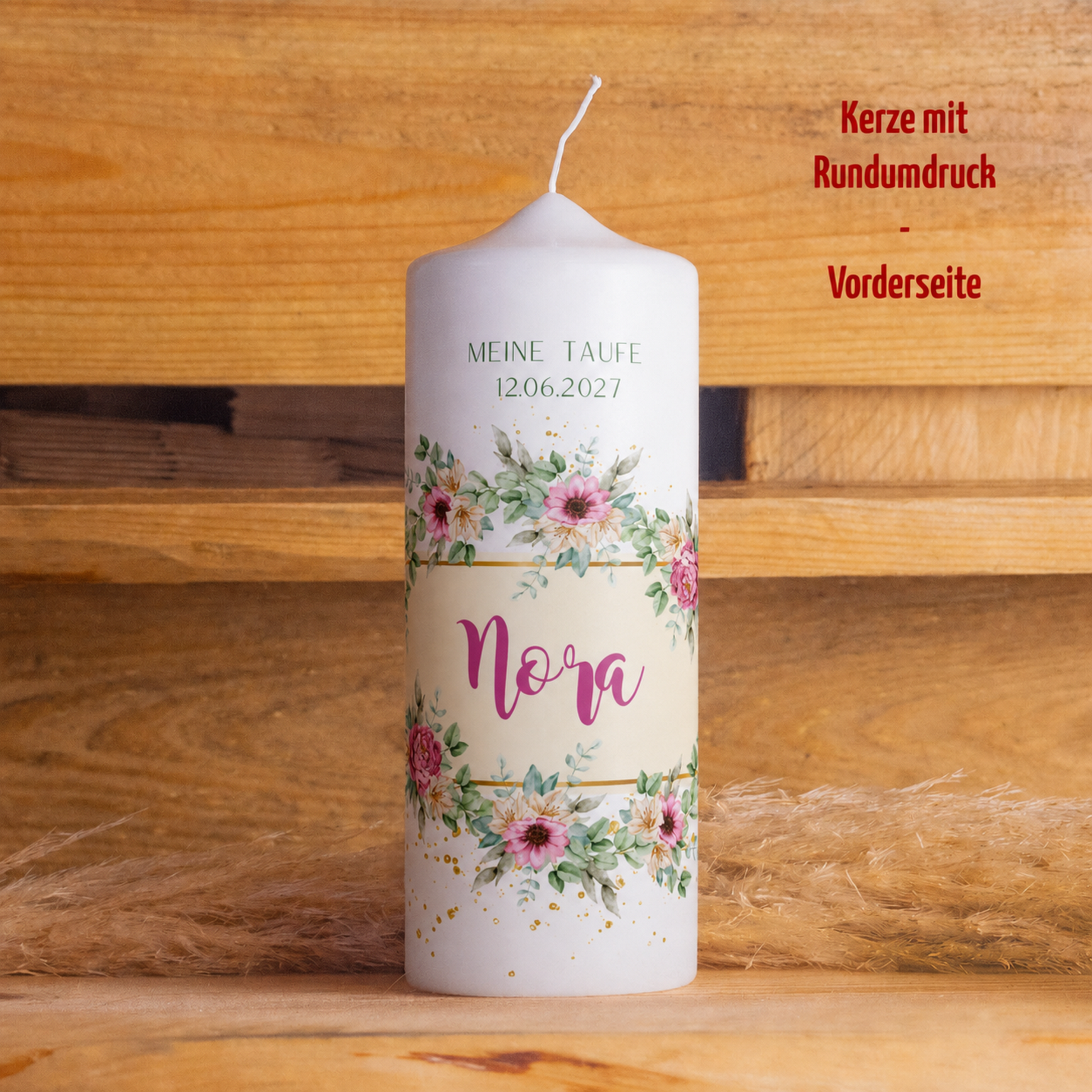 Vorderseite der Taufkerze Rosengarten mit Name in pinker Kalligrafie, Anlass und Datum