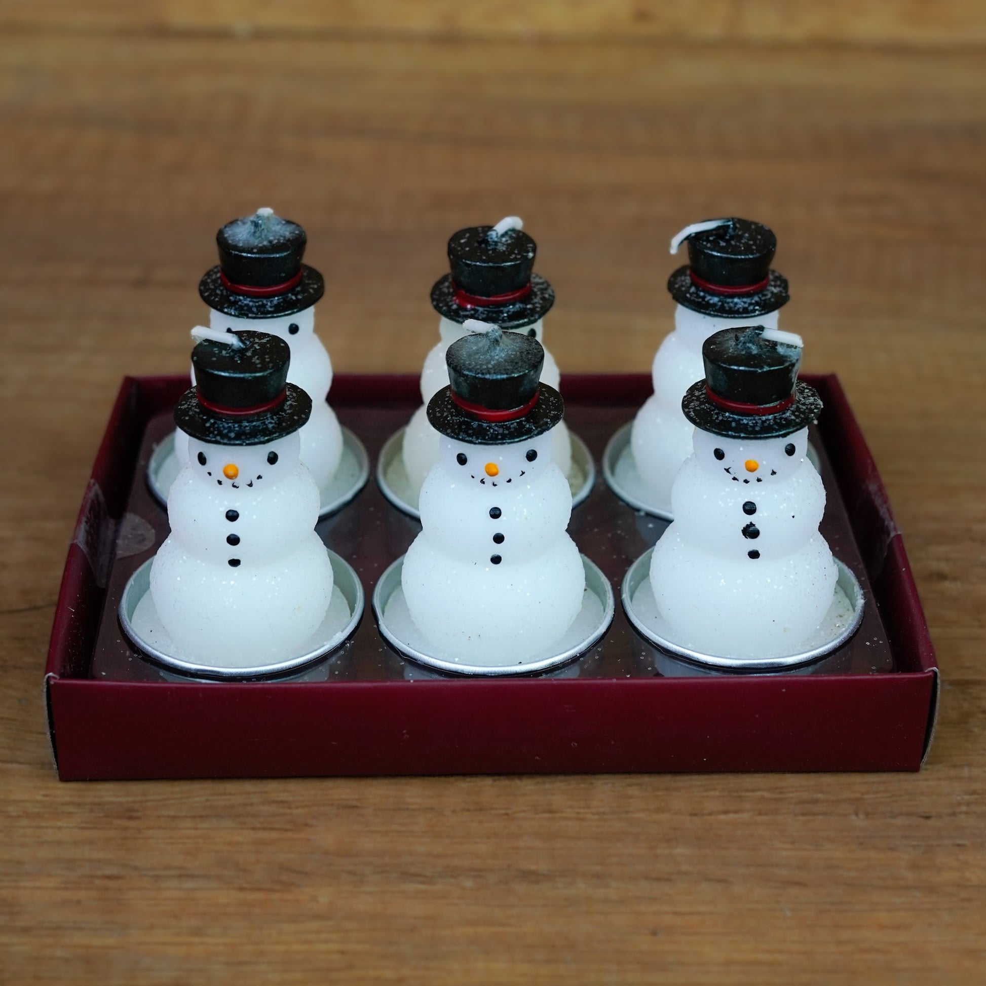 Schneemann-Teelichter aus handgegossenem Wachs in der Nahaufnahme