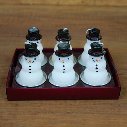 Schneemann-Teelichter aus handgegossenem Wachs in der Nahaufnahme