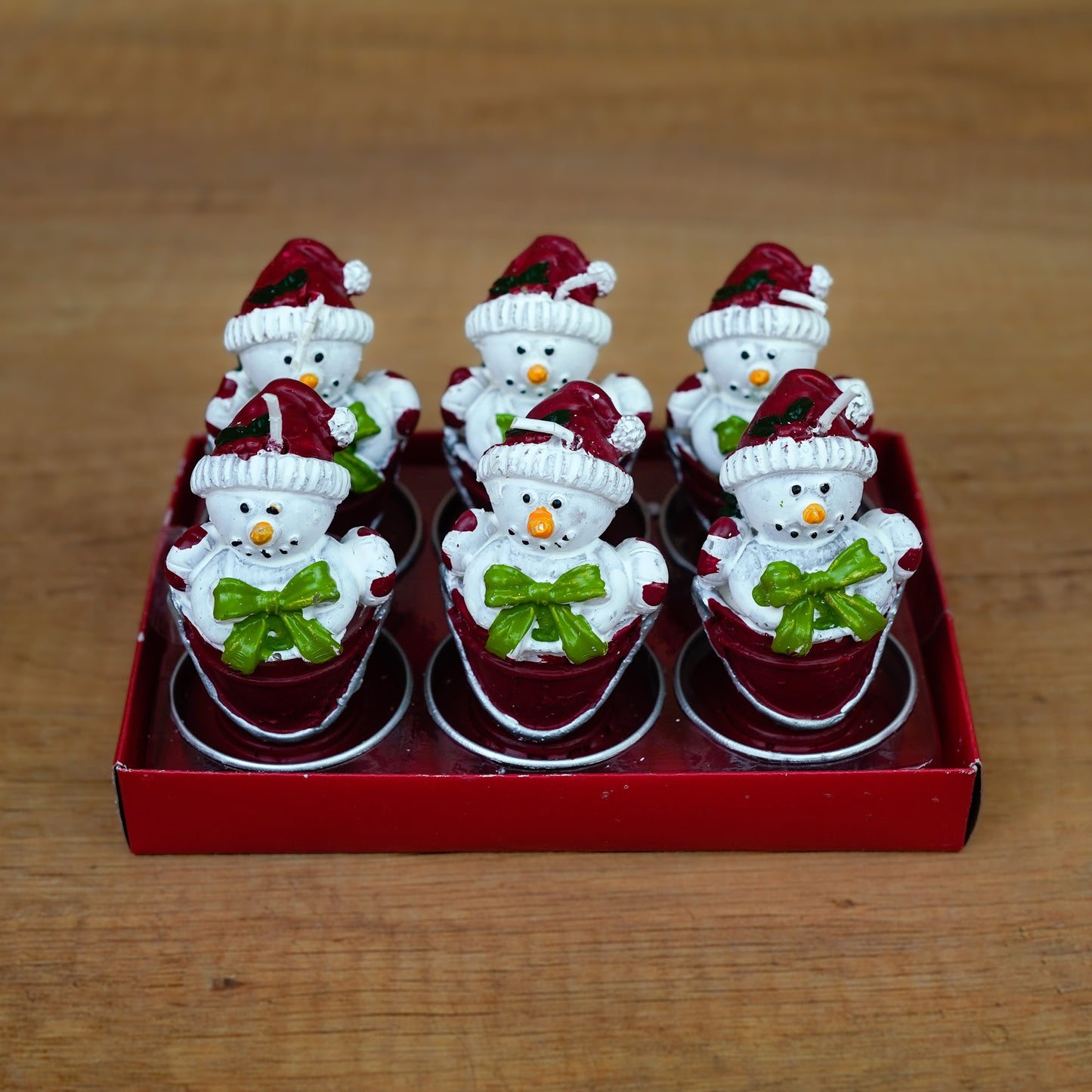 Sechs Schneemann-Teelichter im Eimer als Mitbringsel zum Advent