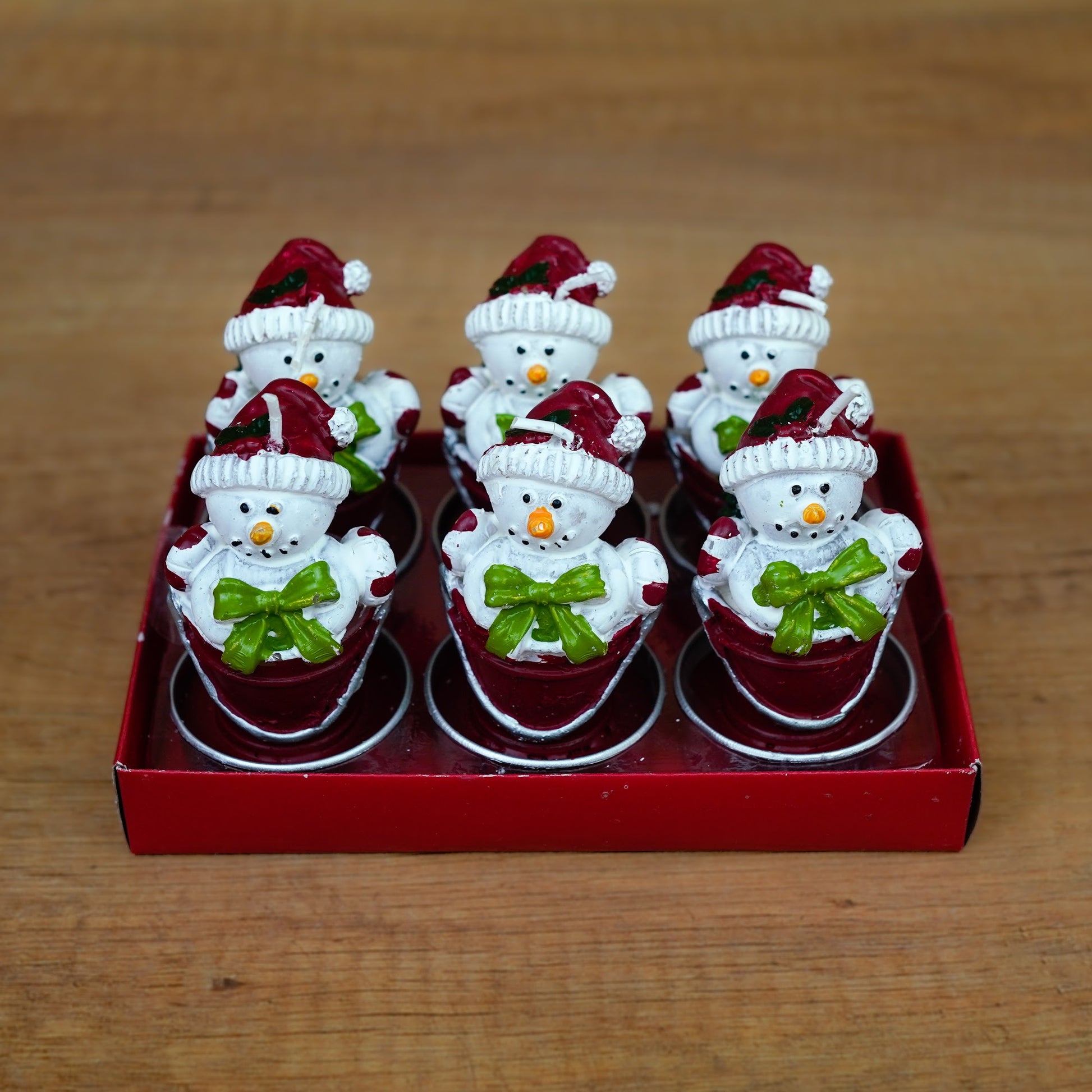 Sechs Schneemann-Teelichter im Eimer als Mitbringsel zum Advent