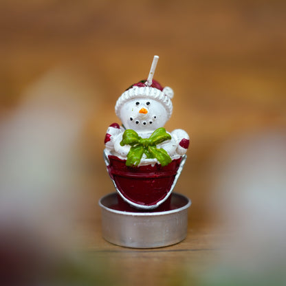 Schneemann-Teelicht in der Nahaufnahme aus handgegossenem Wachs
