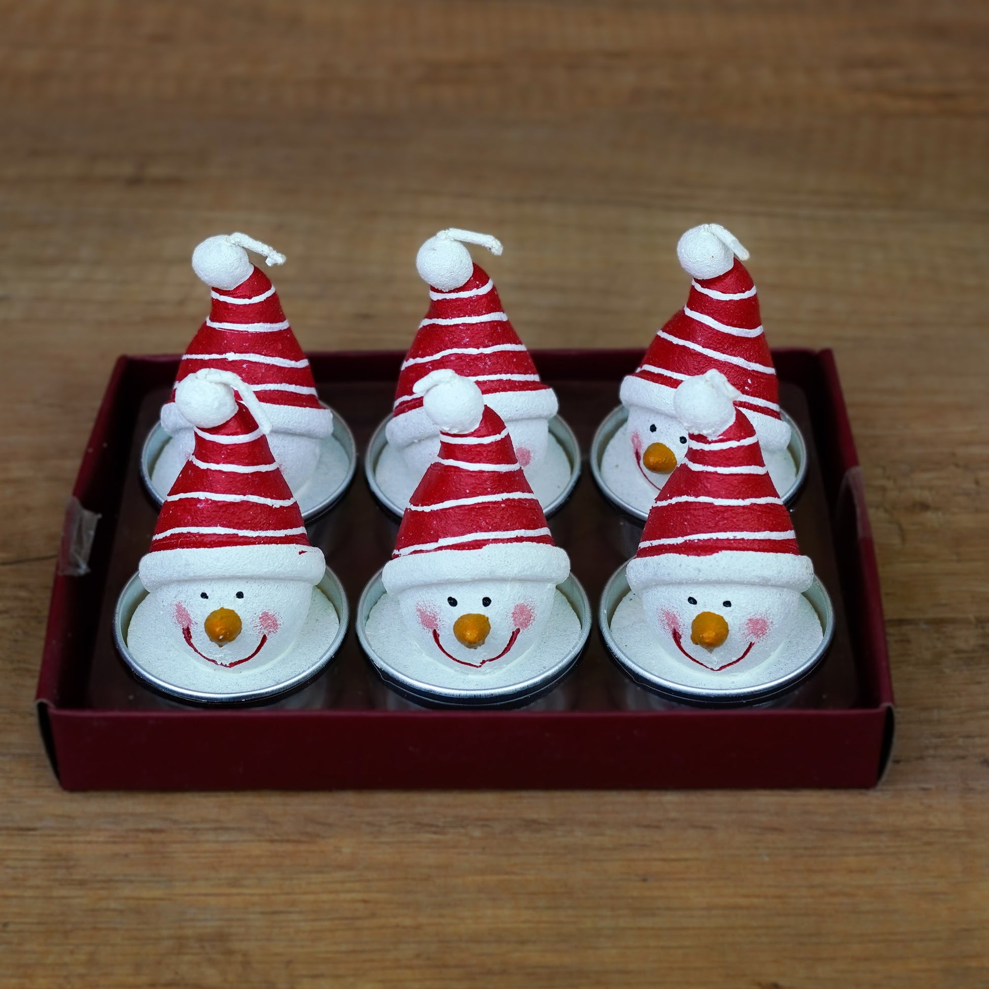 Sechs Schneemann-Teelichter mit roter Mütze als festliche Winterdeko