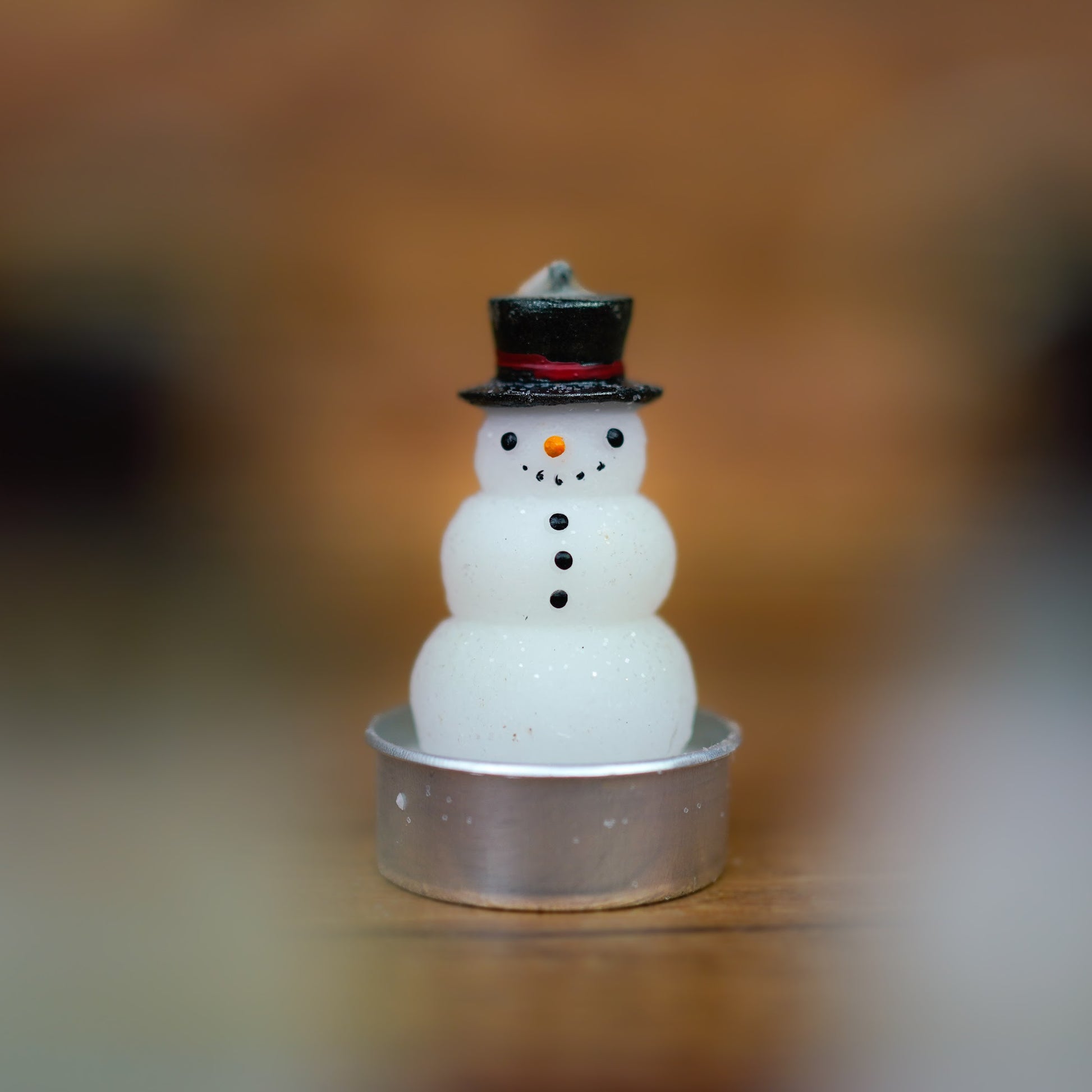 Sechs Schneemann-Teelichter als winterliche Tischdeko arrangiert