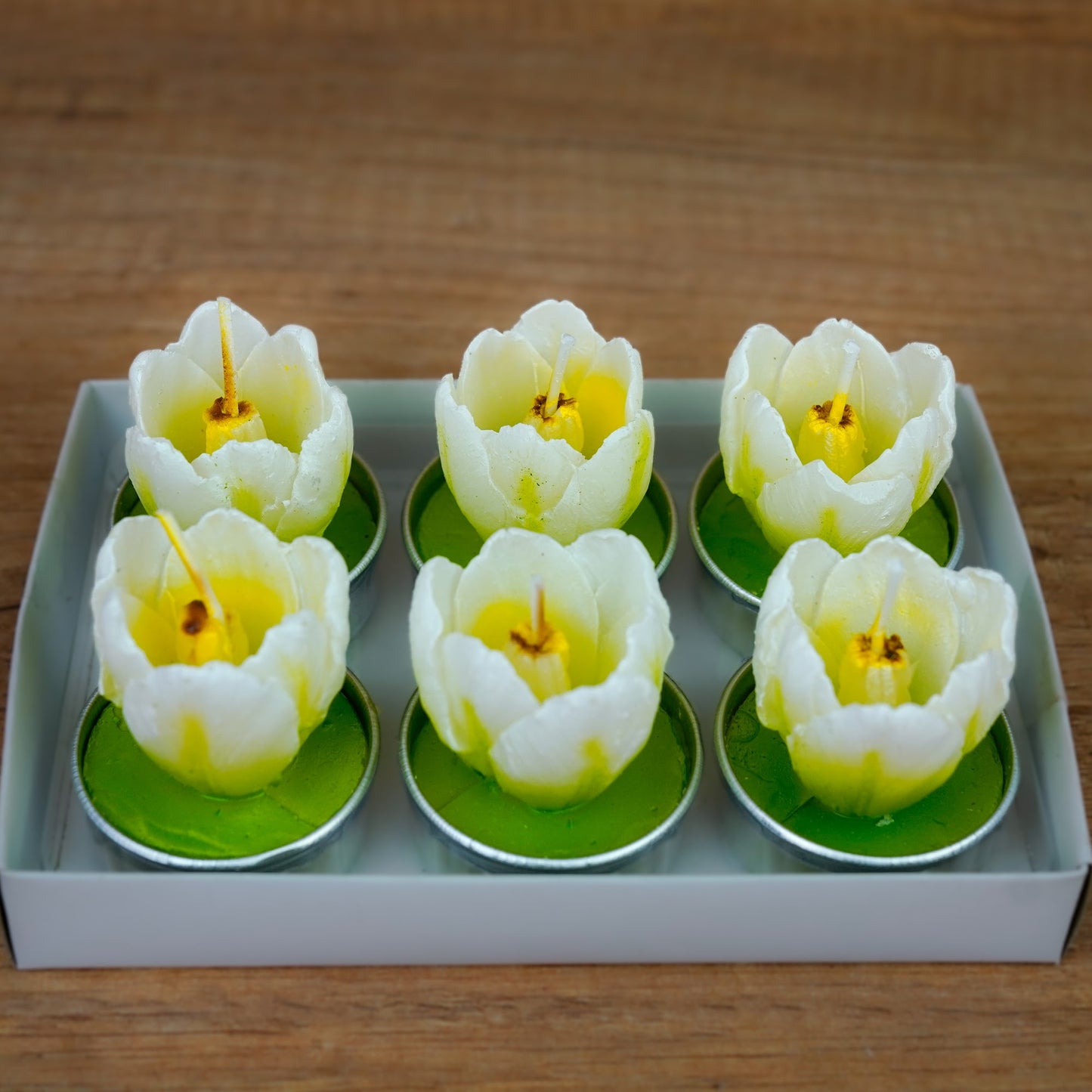 Weiße Tulpen-Teelichter im 6er Set, handgemacht in Dresden, als Frühlingsdeko auf dem Tisch