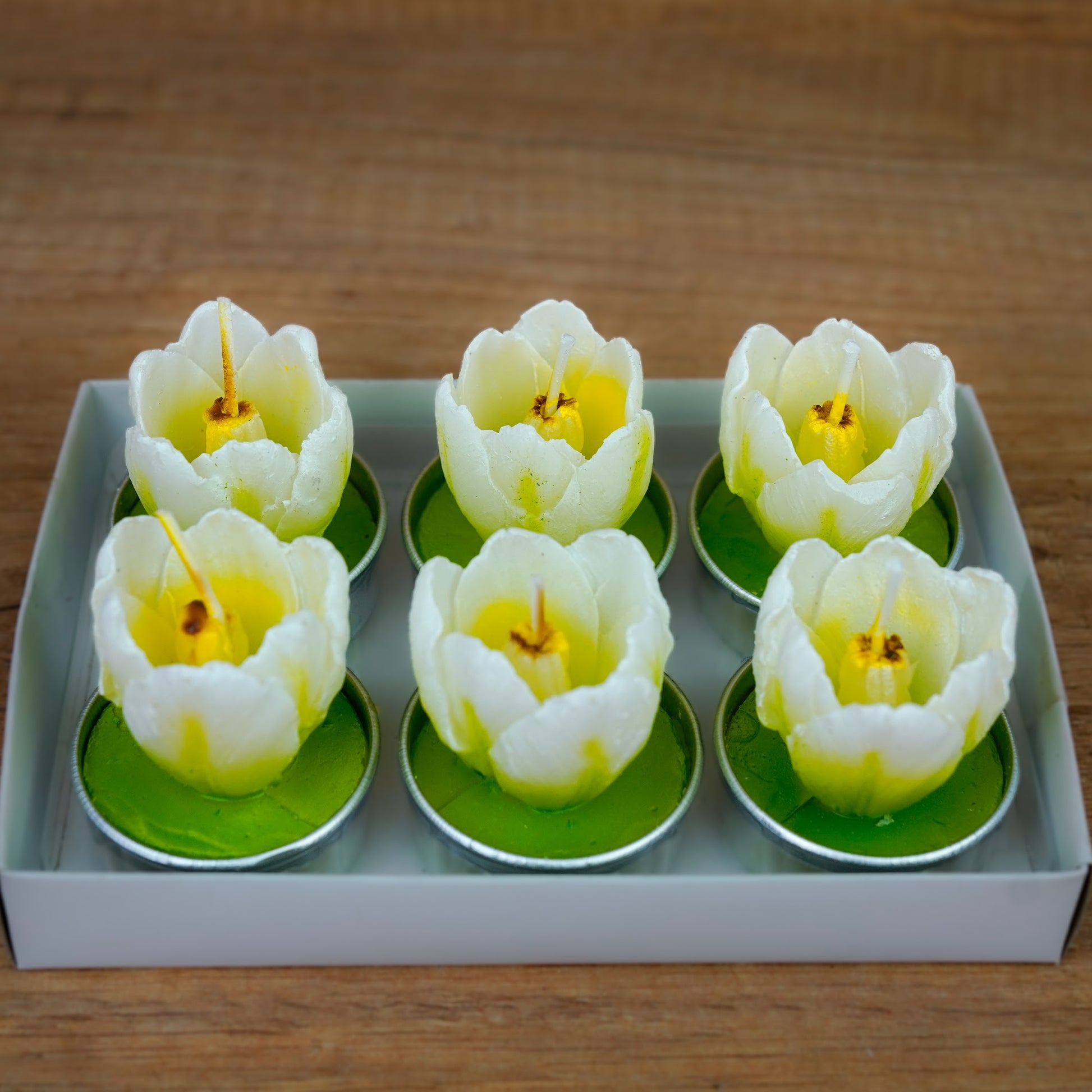 Weiße Tulpen-Teelichter im 6er Set, handgemacht in Dresden, als Frühlingsdeko auf dem Tisch