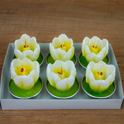 Weiße Tulpen-Teelichter im 6er Set, handgemacht in Dresden, als Frühlingsdeko auf dem Tisch