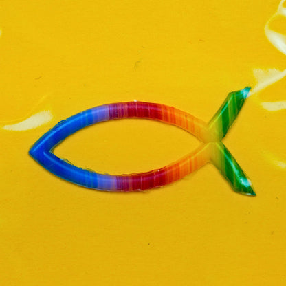 Buntes Wachsdekor Fisch in Regenbogenfarben zum Verzieren von Taufkerzen