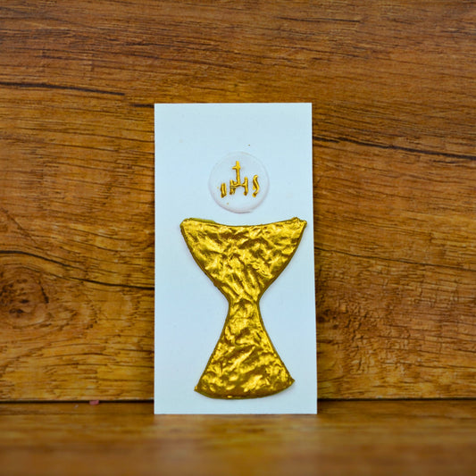 Großes Wachsdekor Kelch in Gold mit weißer IHS-Hostie auf Trägerpapier für Kommunionkerzen