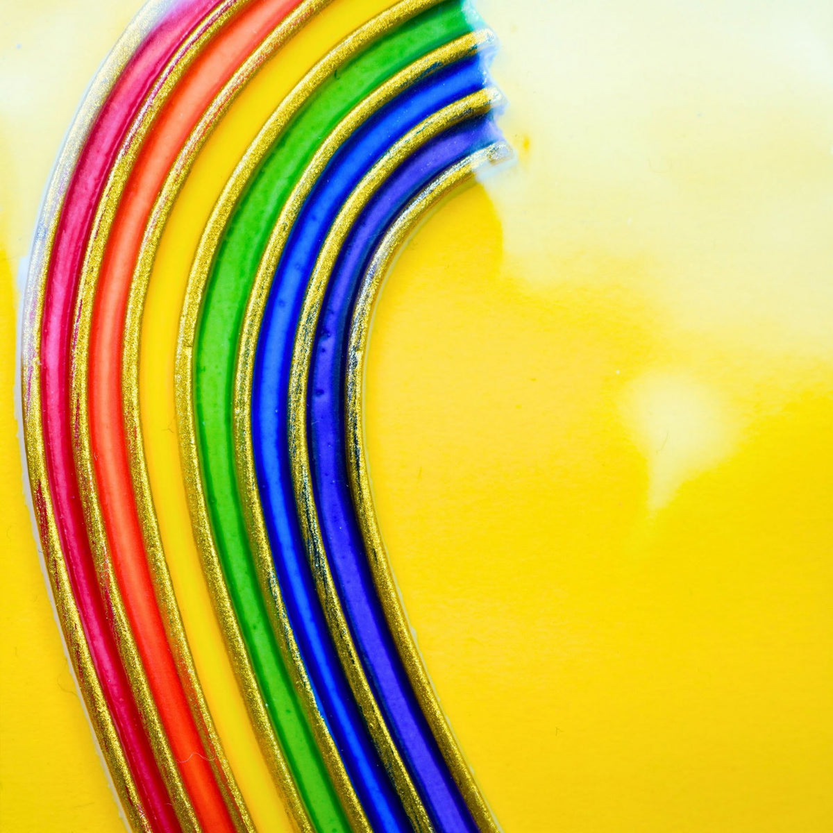 Nahaufnahme Wachsdekor Regenbogen in leuchtenden Farben mit goldener Kontur zum Kerzen verzieren