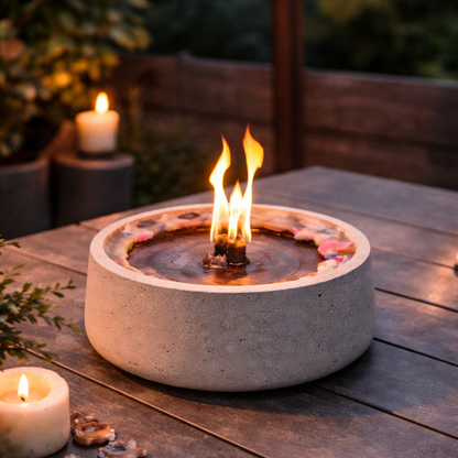 Wachsfresser Outdoorfeuer mit lodernder Flamme auf Holztisch im Garten, Lichterkette und Kerzen im Hintergrund