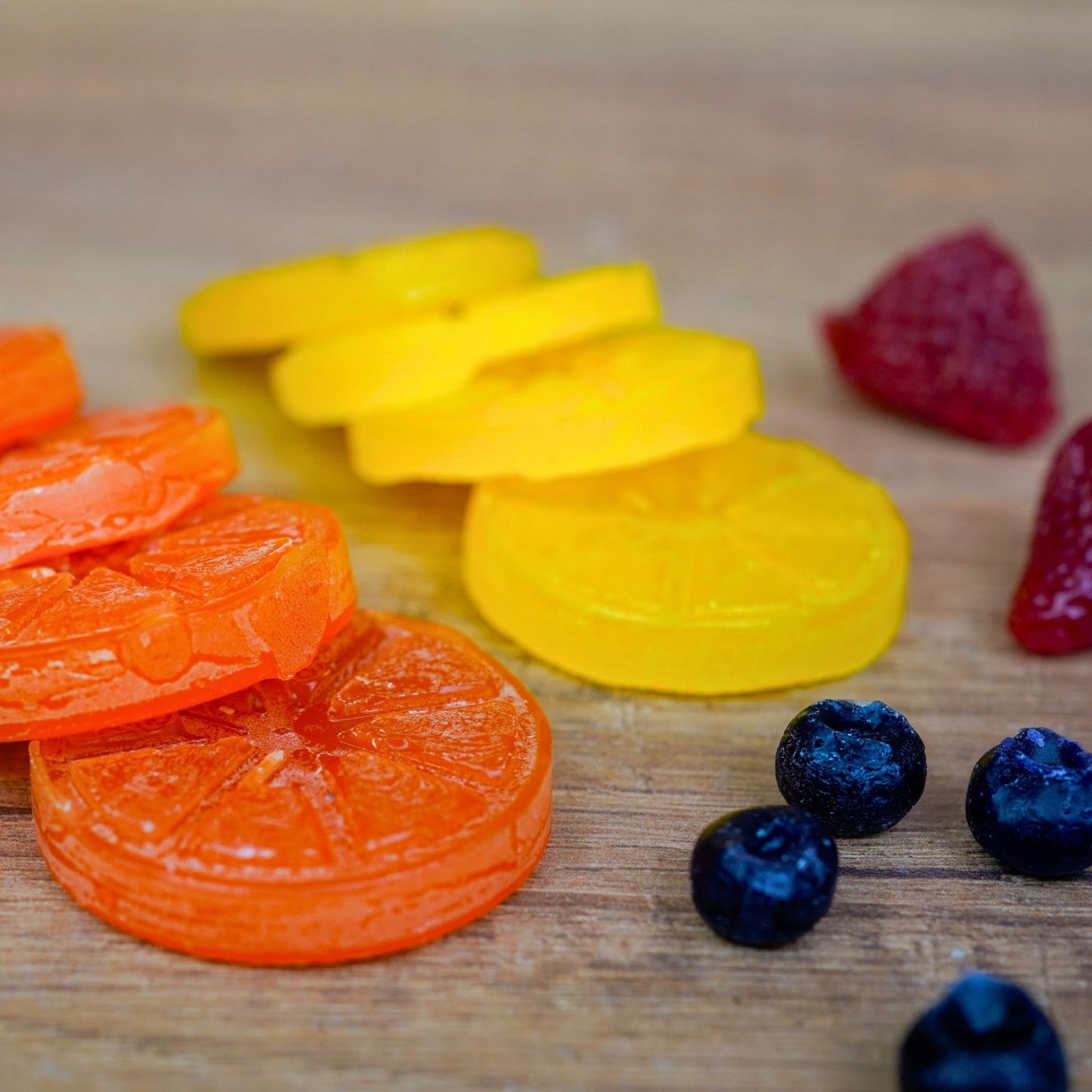 Wachsfrüchte aus Paraffin im Detail – Orangenscheiben, Zitronen, Erdbeeren und Blaubeeren zum Kerzen dekorieren