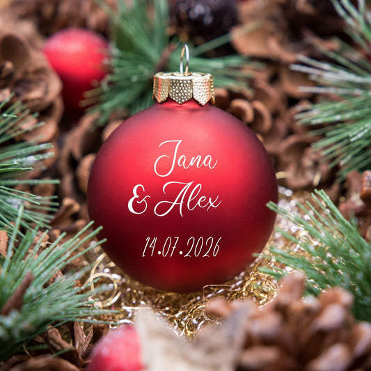 Personalisierte Weihnachtskugel für Pärchen in Rot matt mit zwei Namen und Hochzeitsdatum in geschwungener Schrift