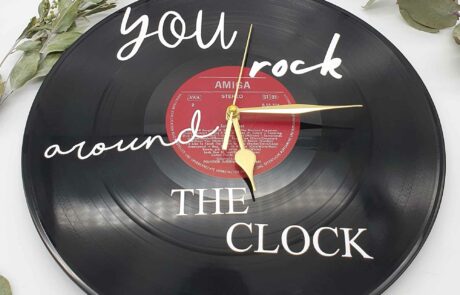 Schallplatten Uhr individualisiert als Wanddeko Schallplatten Uhr individualisiert als Wanddeko you rock around the clock Frontal