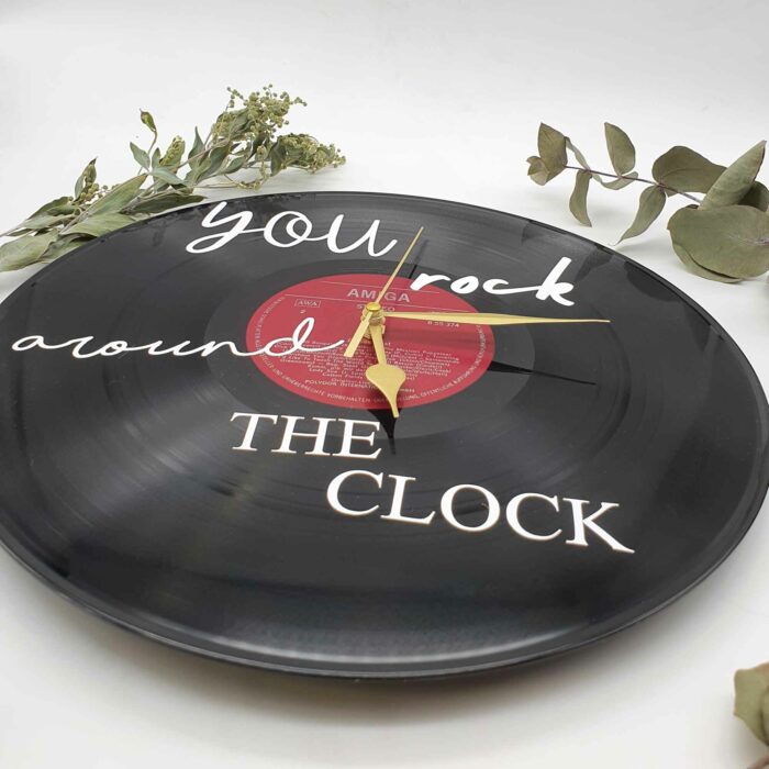 Schallplatten Uhr individualisiert als Wanddeko Schallplatten Uhr individualisiert als Wanddeko you rock around the clock Frontalansicht