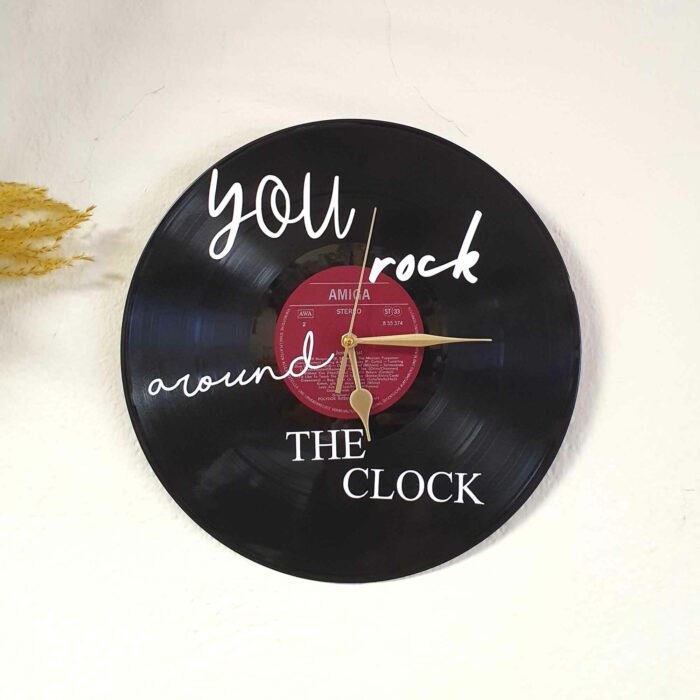Schallplatten Uhr individualisiert als Wanddeko Schallplatten Uhr individualisiert als Wanddeko you rock around the clock Nahaufnahme