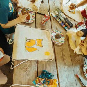 Kindergeburtstag Dresden Moritzburg Wildgehege Basteln Schatzsuche Schnitzeljagd Kinderbetreuung Klotzsche Kinder Beutel anmalen Textilgestalten