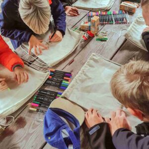 Kindergeburtstag Dresden Moritzburg Wildgehege Basteln Schatzsuche Schnitzeljagd Kinderbetreuung Klotzsche Kinder Beutel anmalen Malen