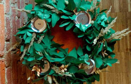 Eukalyptuskranz Eukalyptus Kranz binden Workshop Dresden Trockenblumenkranz Dried Flower Selber machen Kurs Teilnehmer Erwachsene Pampasgras Boho Eukalyptuskränze Kränze binden Kurse Eukalyptuszweig Langlebig Klotzsche