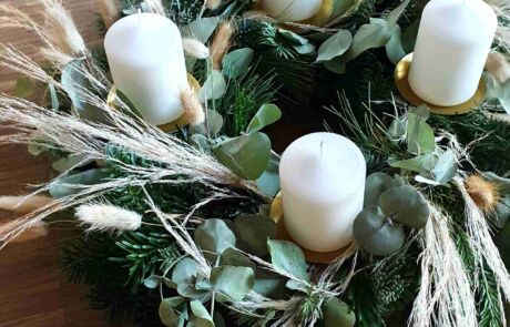 Eukalyptuskranz Eukalyptus Kranz binden Workshop Dresden Trockenblumenkranz Dried Flower Selber machen Kurs Teilnehmer Erwachsene Pampasgras Boho Eukalyptuskränze Kränze binden Kurse Eukalyptuszweig Langlebig Klotzsche 1